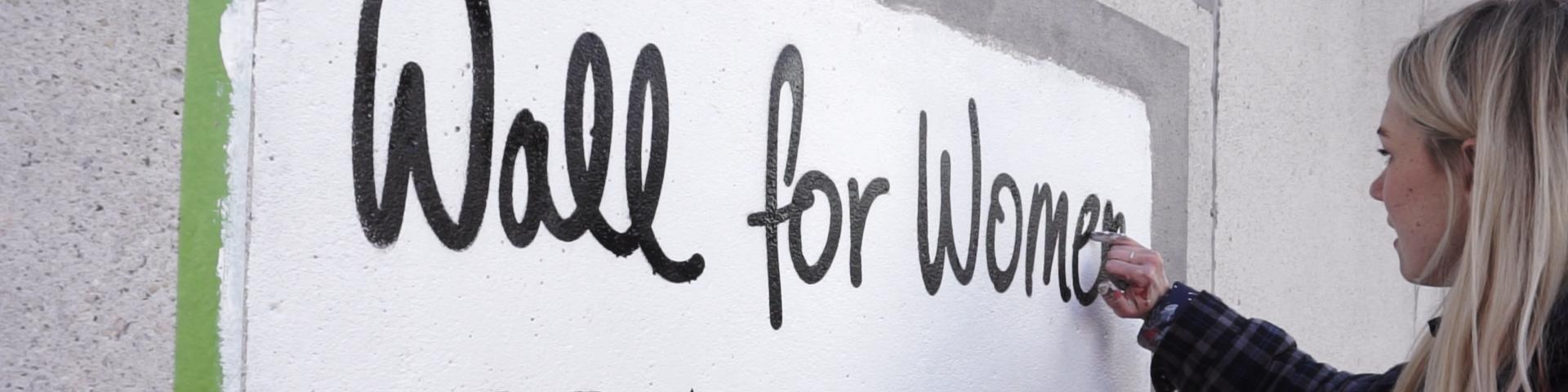 Ola Volo painting the Wall for Women