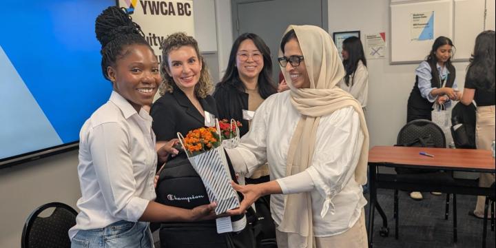 Alumni receiving gifts