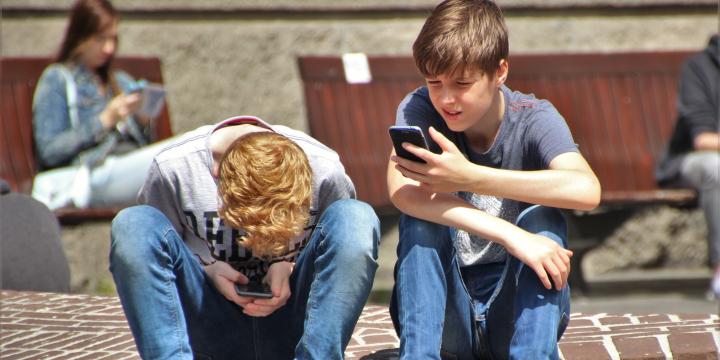 teens on cell phone