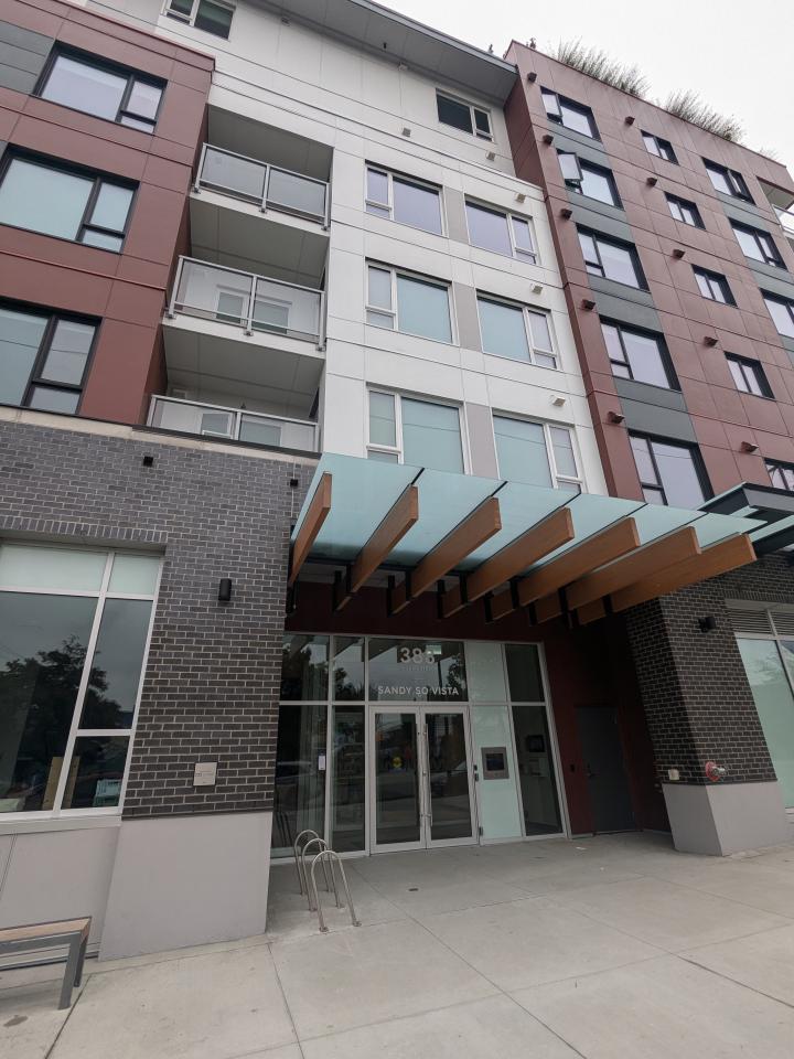 Sandy So Vista - front of building