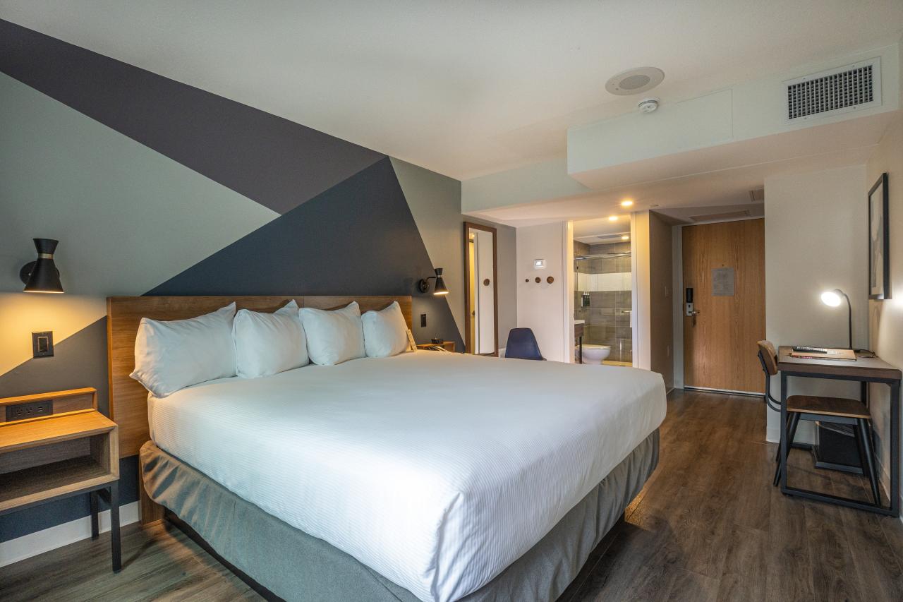 King room in YWCA's Hotel in downtown Vancouver, Hotel Willo
