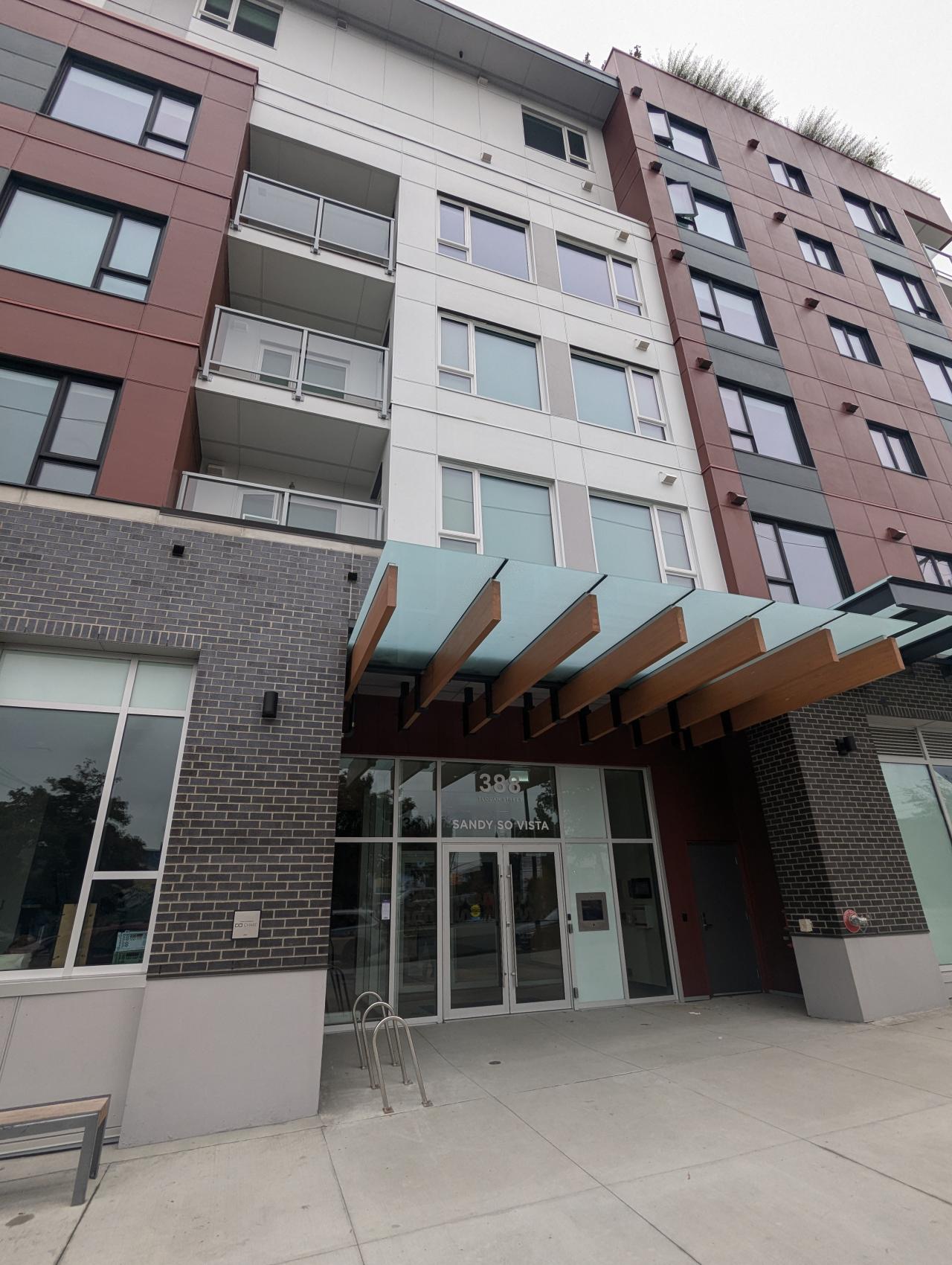 Sandy So Vista - front of building