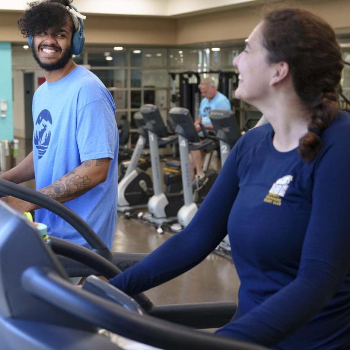 2 people working out